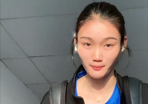 摸进她内裤里疯狂揉她的